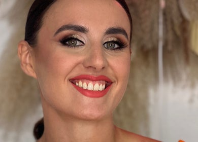 Mujer con maquillaje impecable en Salón de Belleza Silvia Cano, Ventorros De San José, Andalucía, ES.