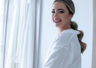 Mujer sonriente en Salón de Belleza Silvia Cano, Ventorros De San José, Andalucía, ES.