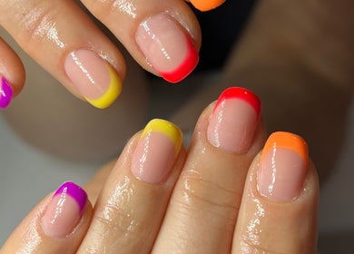 Uñas coloridas estilo francés en Salón de Belleza Silvia Cano, Ventorros De San José, Andalucía, ES.