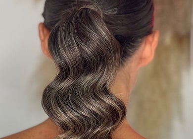 Peinado elegante en Salón de Belleza Silvia Cano, Ventorros De San José, Andalucía, ES.