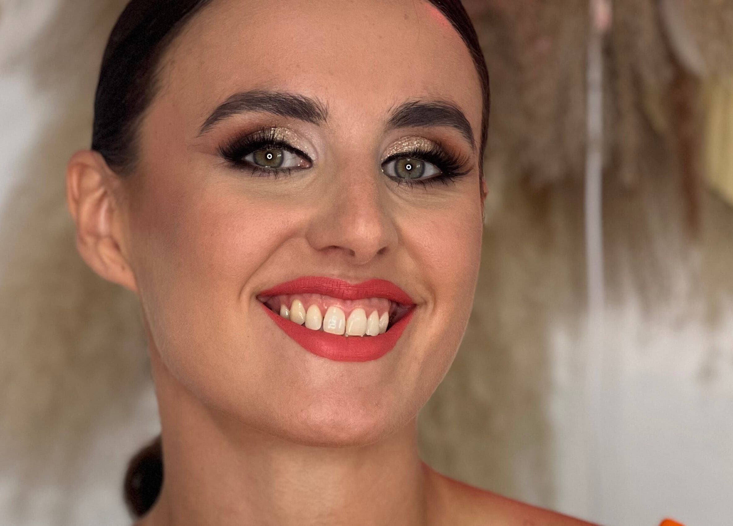 Mujer con maquillaje elegante en Salón de Belleza Silvia Cano, Ventorros De San José, Andalucía, ES.