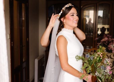 Novia sonriente ajustando velo en Salón de Belleza Silvia Cano, Ventorros De San José, Andalucía, ES.