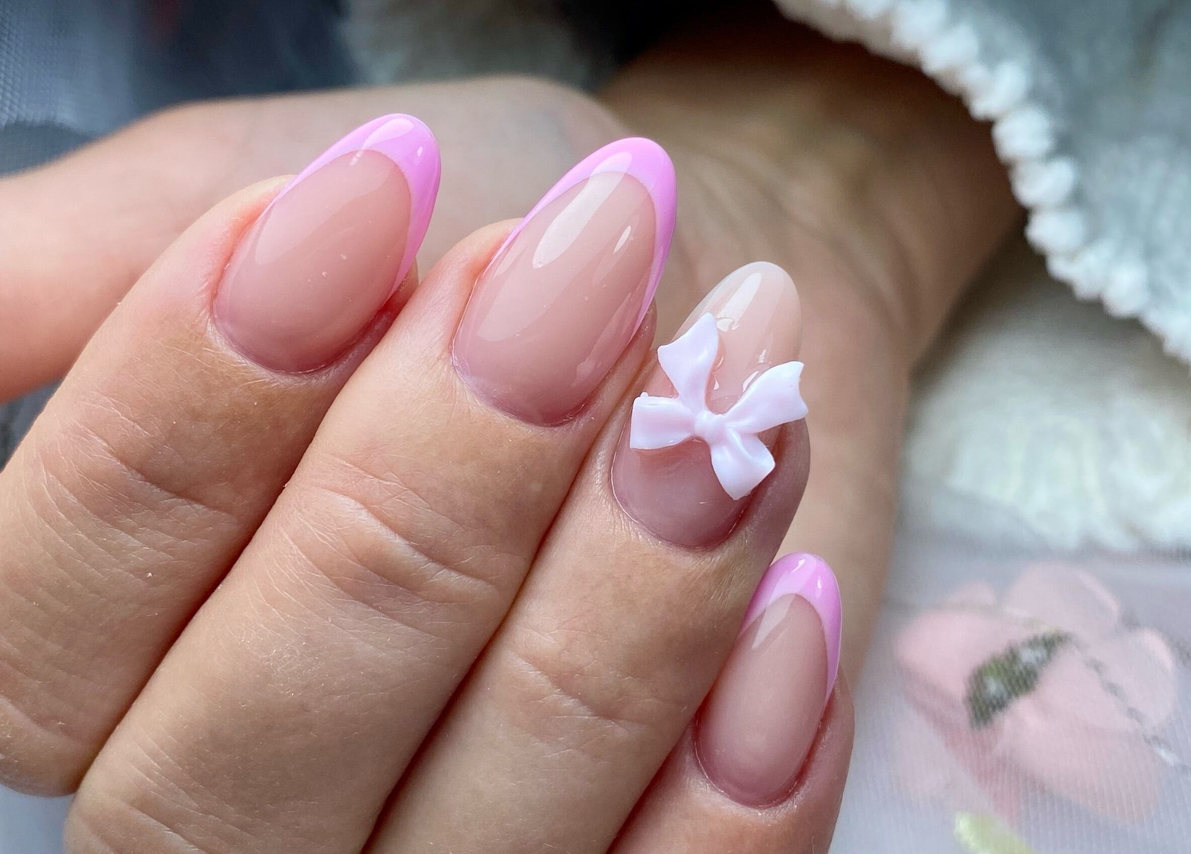 Stylowe paznokcie z różową końcówką i kokardą w Malinails & PinkyNails, Częstochowa, Województwo Śląskie, PL.