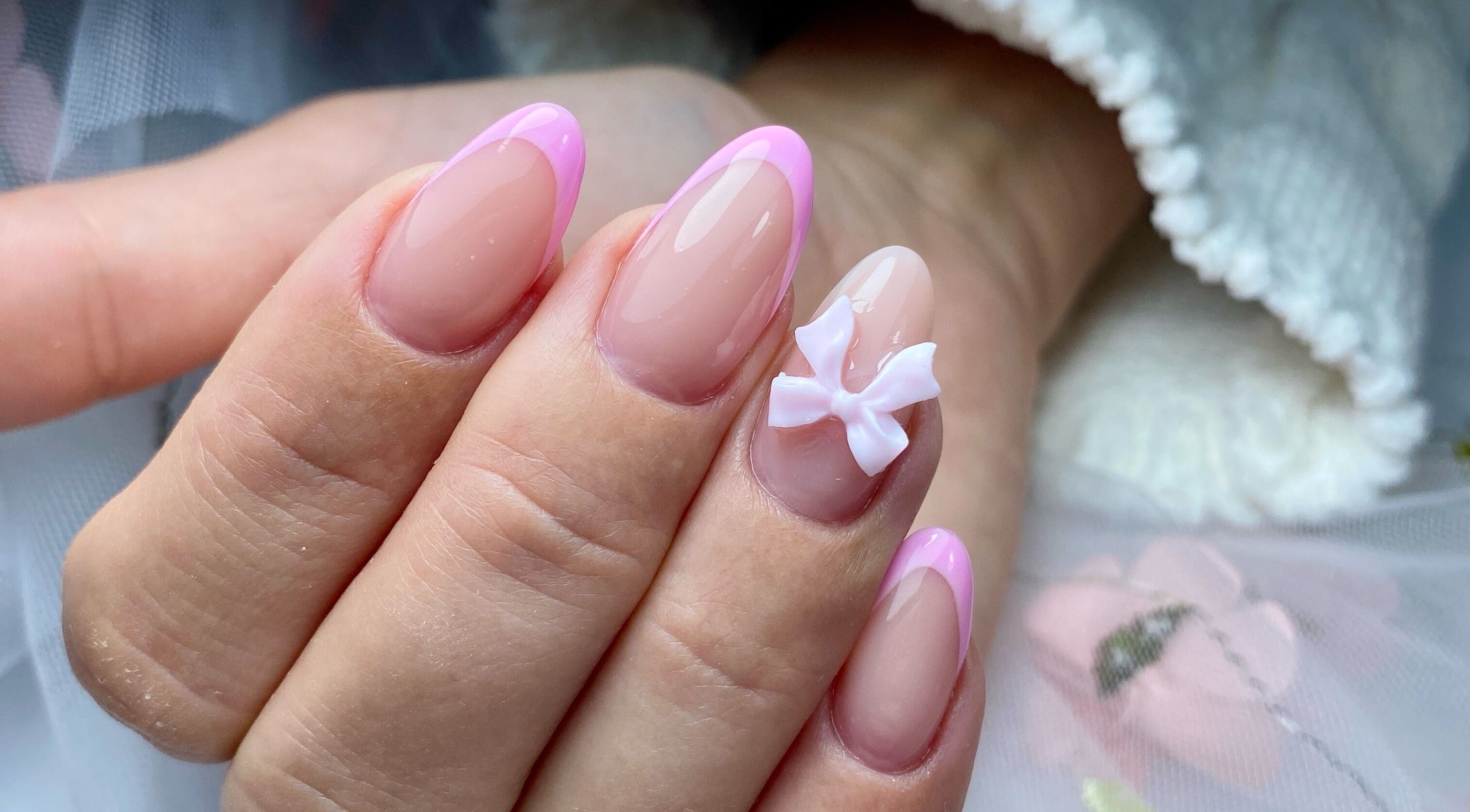Stylowe paznokcie z różową końcówką i kokardą w Malinails & PinkyNails, Częstochowa, Województwo Śląskie, PL.
