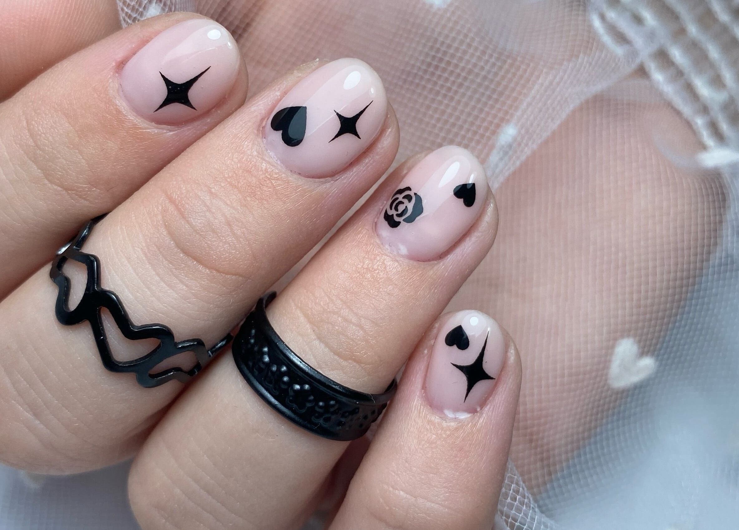 Stylowe paznokcie z czarnymi wzorami z Malinails & PinkyNails w Częstochowa, Województwo Śląskie, PL.