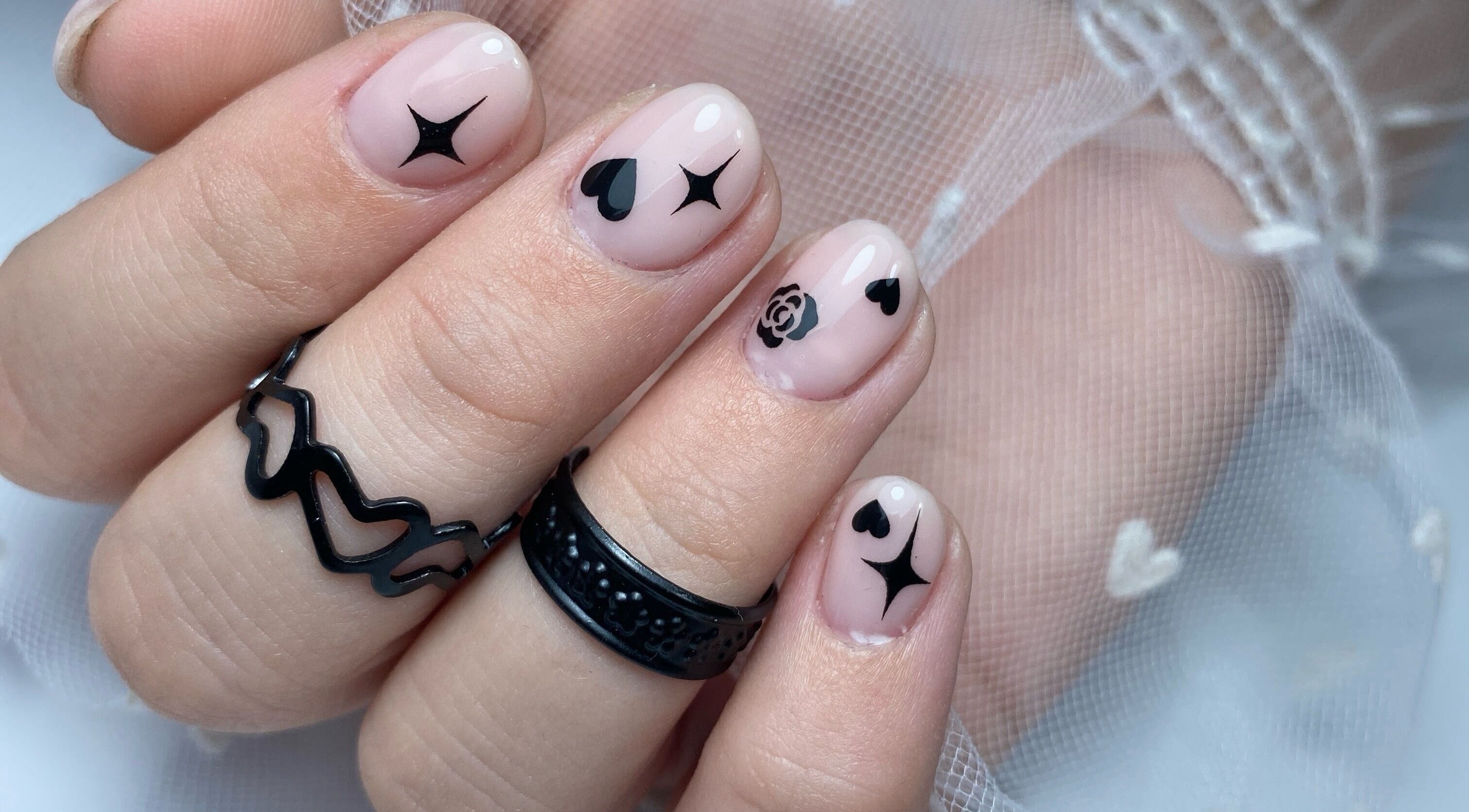 Stylowe paznokcie z czarnymi wzorami z Malinails & PinkyNails w Częstochowa, Województwo Śląskie, PL.