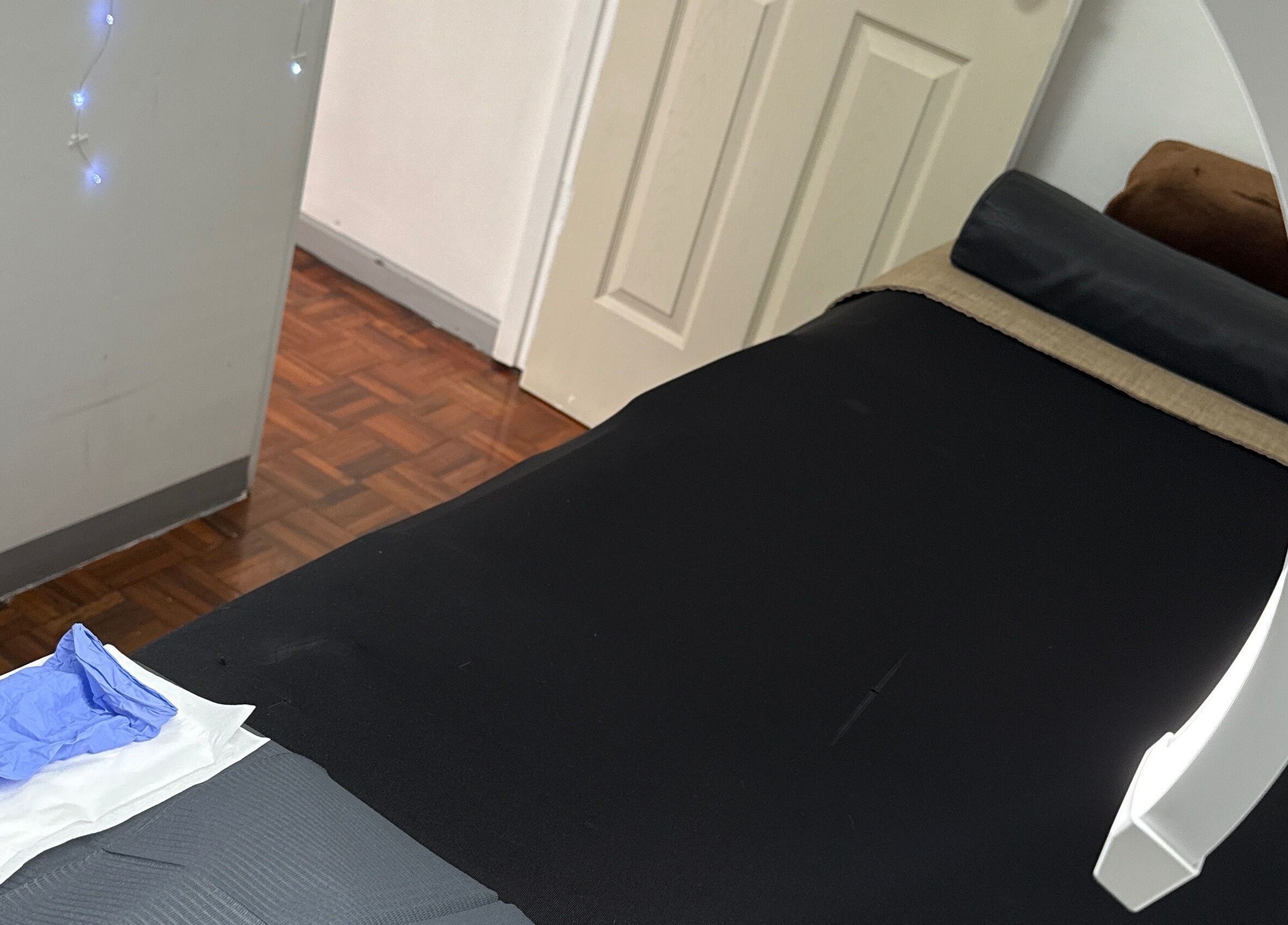 Sala de tratamiento en Studio Lash & Brown Fabiola Morales, San José, San José, CR, con iluminación suave.