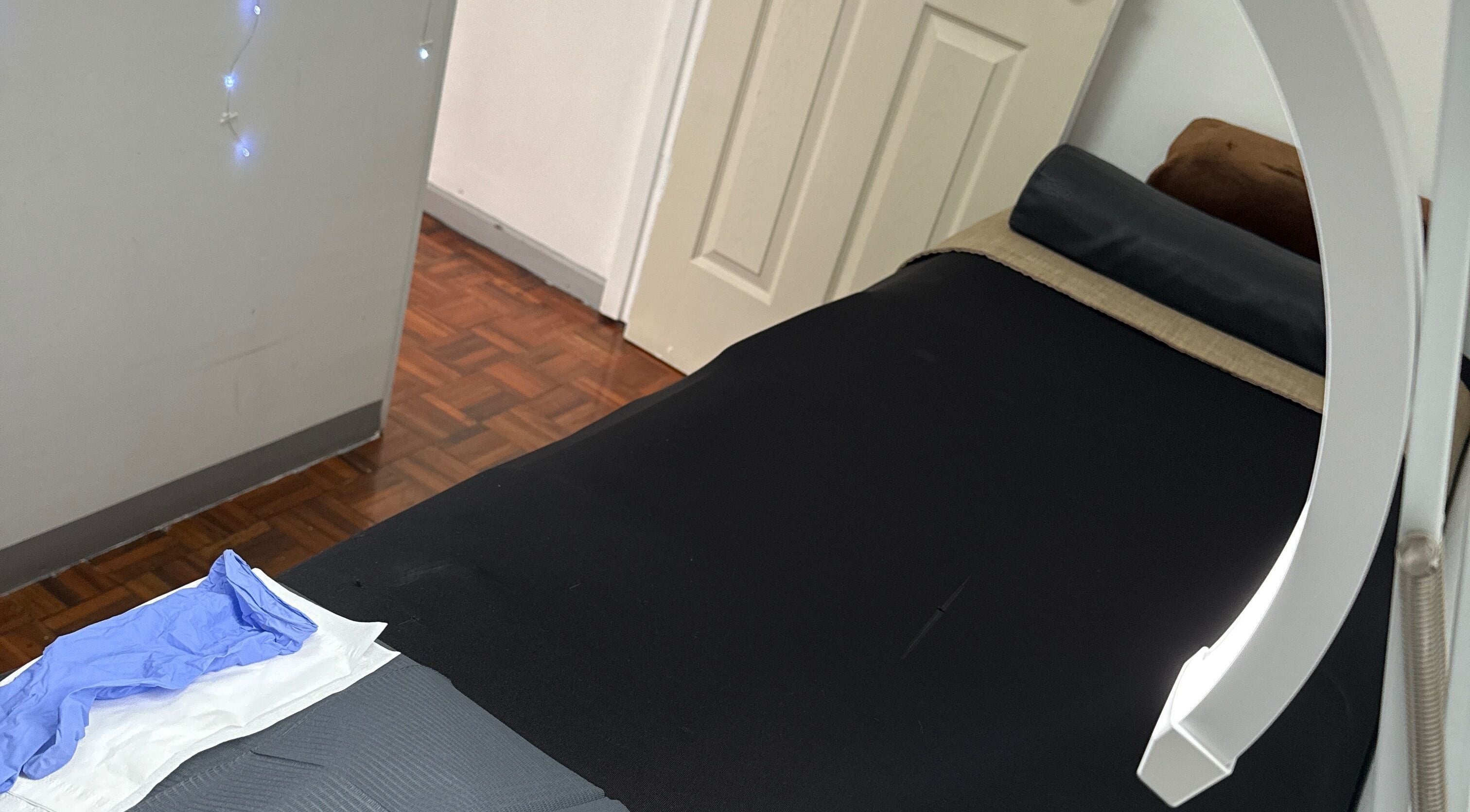 Sala de tratamiento en Studio Lash & Brown Fabiola Morales, San José, San José, CR, con iluminación suave.