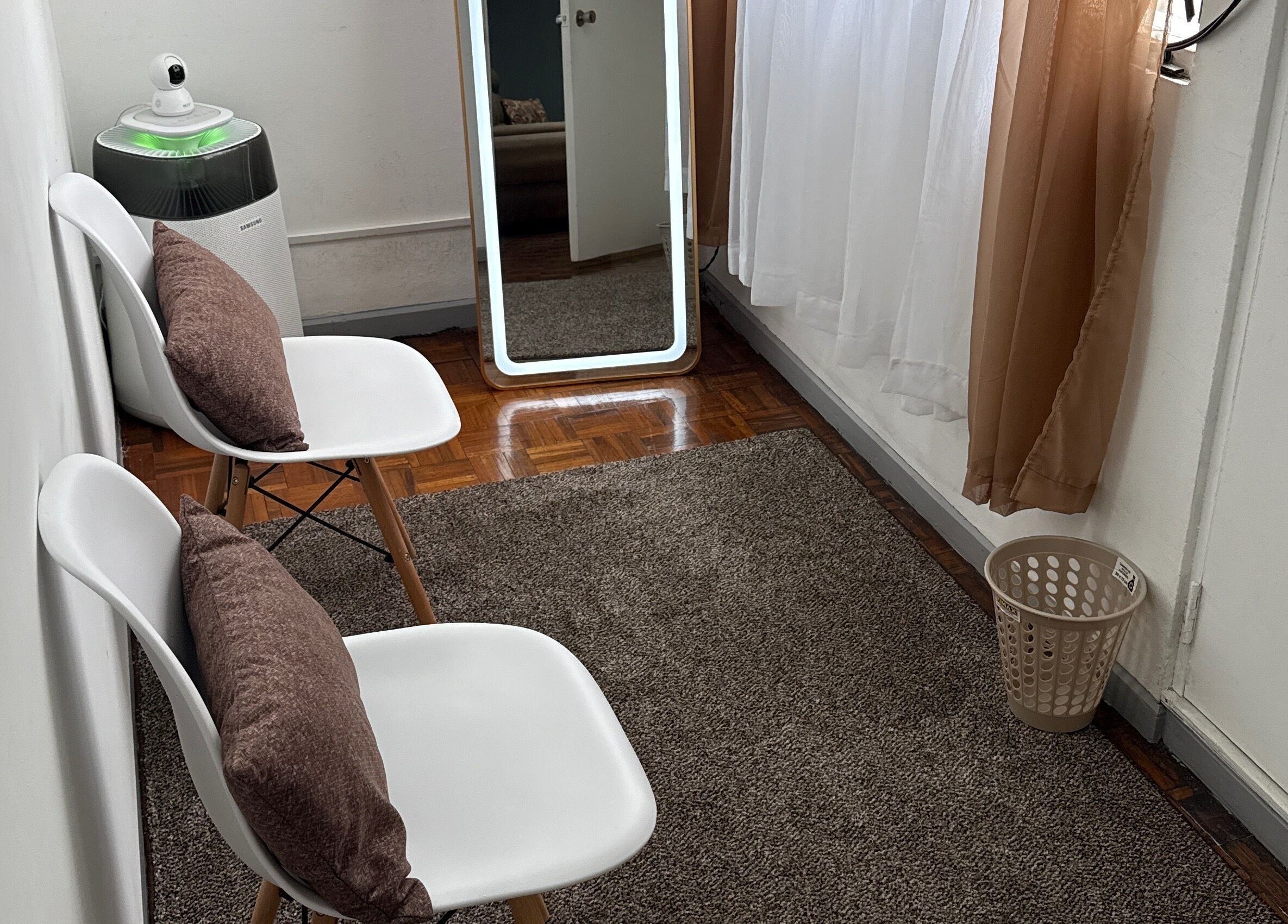 Sala de espera acogedora en Studio Lash & Brown Fabiola Morales, San José, San José, CR.