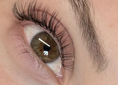 Primer plano de extensiones de pestañas en Studio Lash & Brown Fabiola Morales, San José, San José, CR.
