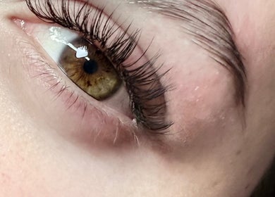 Primer plano de extensiones de pestañas en Studio Lash & Brown Fabiola Morales, San José, San José, CR.