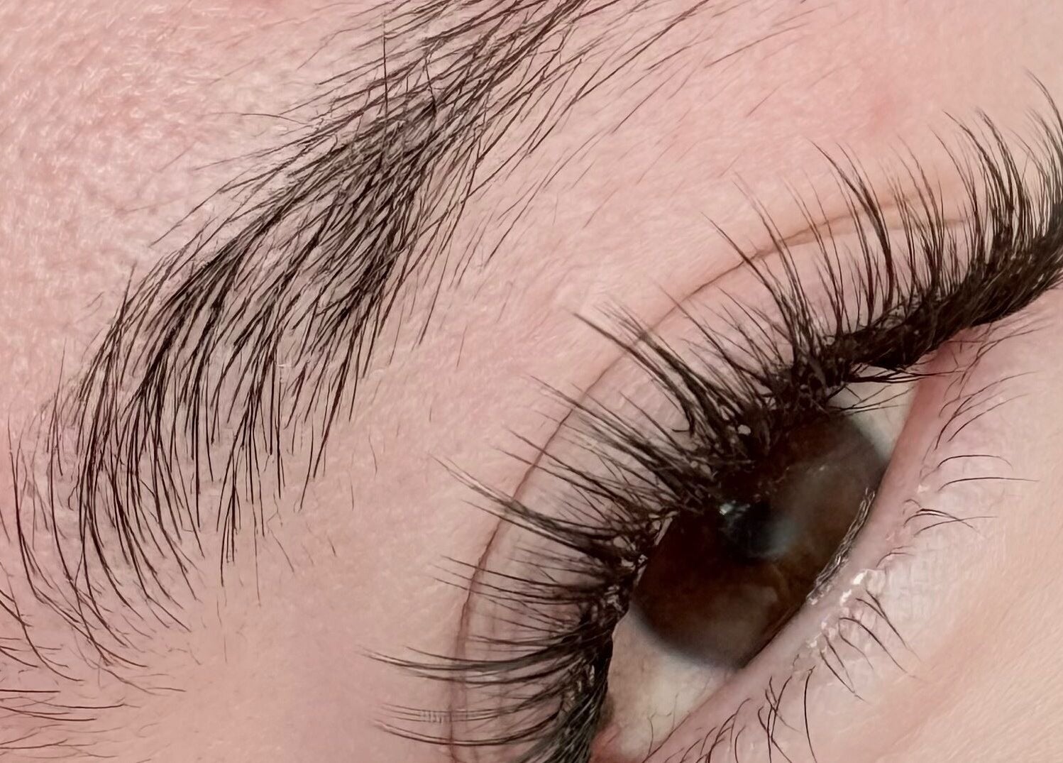 Primer plano de pestañas realzadas en Studio Lash & Brown Fabiola Morales, San José, San José, CR.