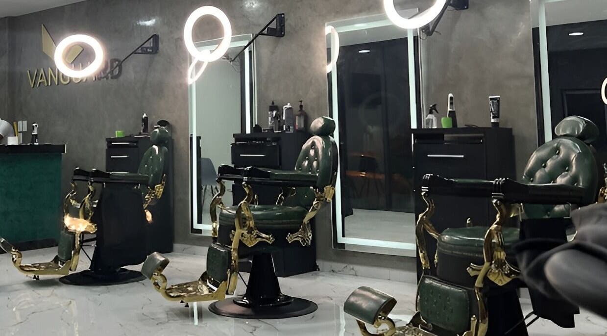 Interior moderno de barbería VANGUARD en Santa Cruz De La Sierra, Departamento De Santa Cruz, BO.