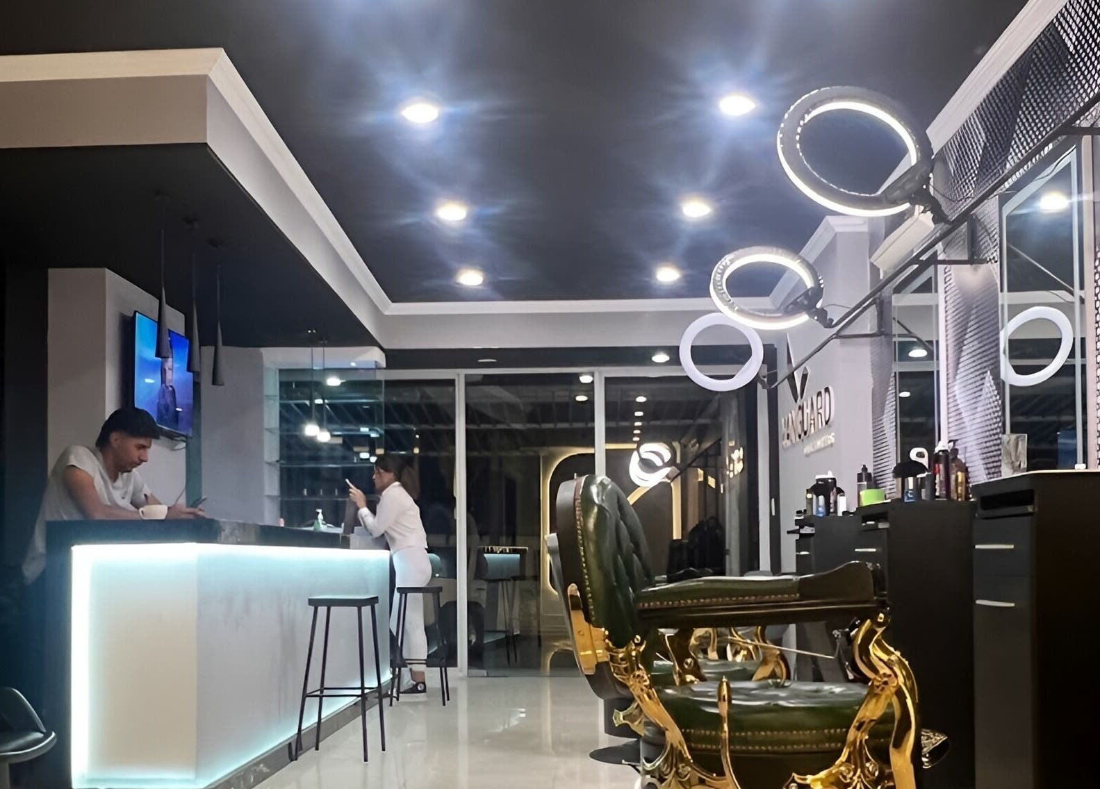 Interior moderno de VANGUARD en Santa Cruz De La Sierra, con iluminación sofisticada y áreas de atención.