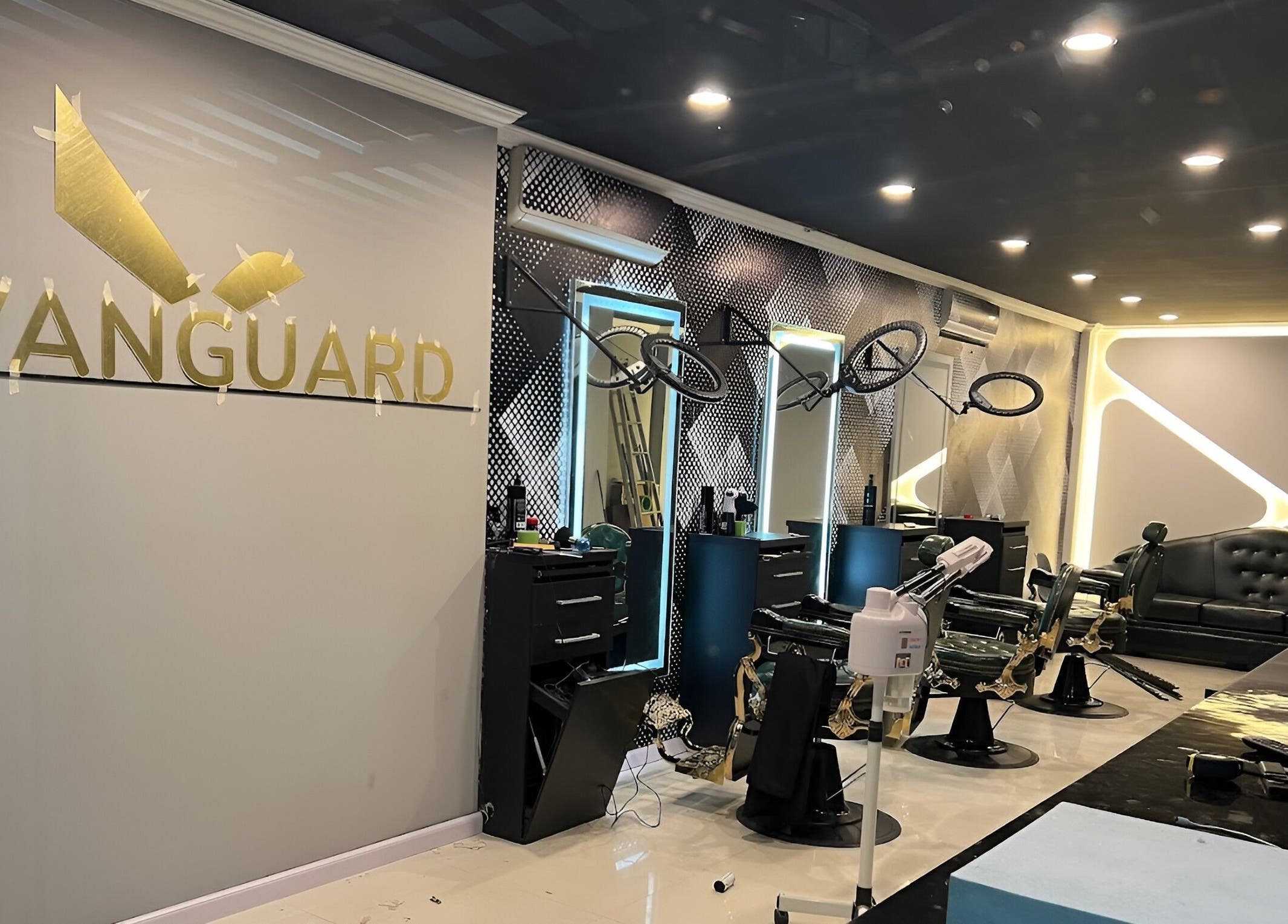 Interior moderno de VANGUARD en Santa Cruz De La Sierra, BO con decoración elegante y sillas de peluquería.