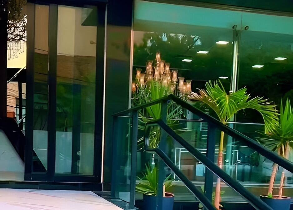 Entrada elegante de VANGUARD en Santa Cruz De La Sierra, con plantas adornando el camino.