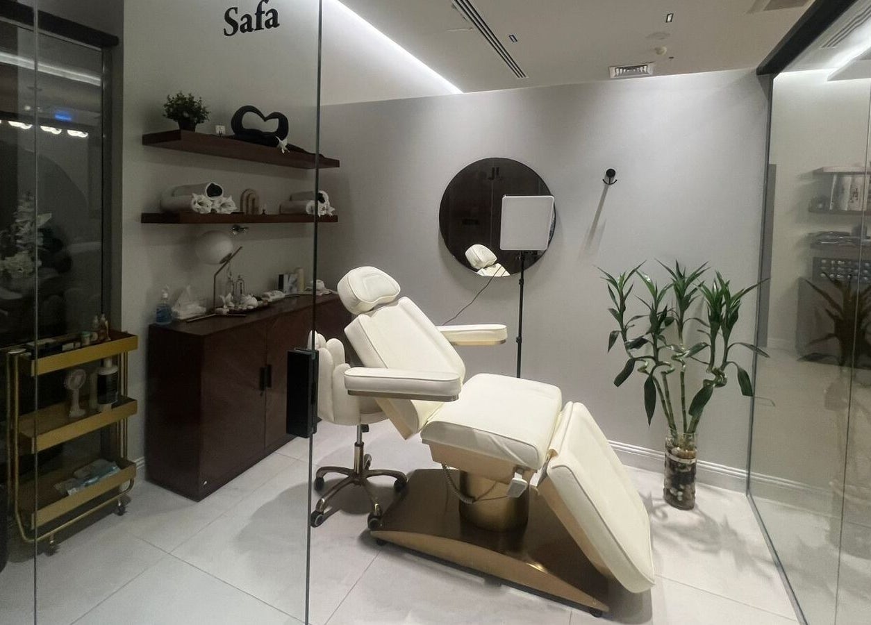 غرفة علاج مريحة في Hanay Spa بالدمام، الشرقية، تتضمن كرسي فاخر ونباتات داخلية.