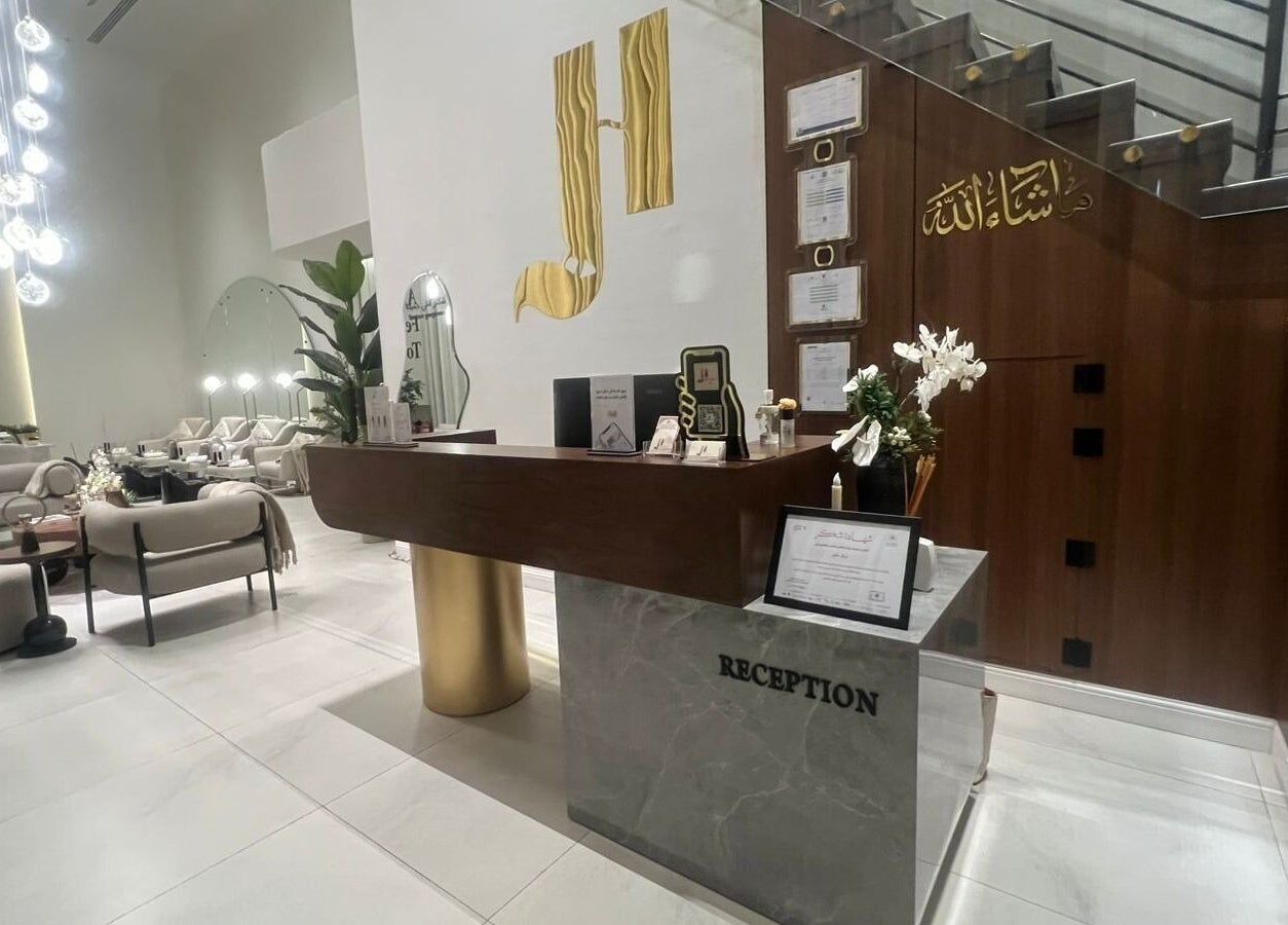 منطقة استقبال هادئة في Hanay Spa الدمام, Eastern Province, SA مع إضاءة دافئة وديكور أنيق.