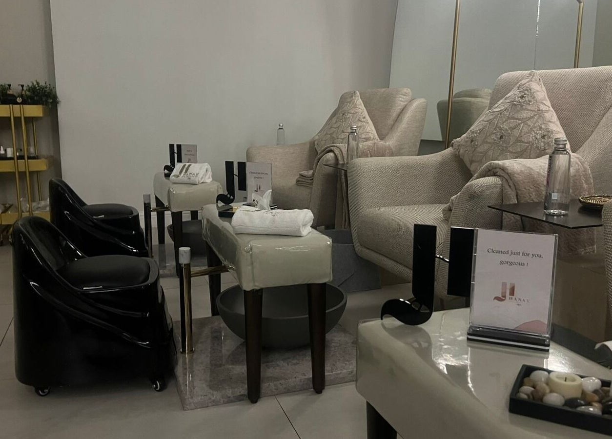 منطقة استرخاء فاخرة في Hanay Spa بالدمام، Eastern Province، SA مجهزة بمقاعد مريحة وأدوات تجميل.