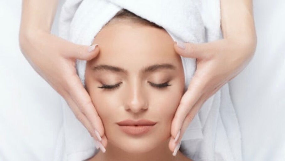 Luvlookbeautybar at Luxxe Studios Inside Tivoli Village image 1