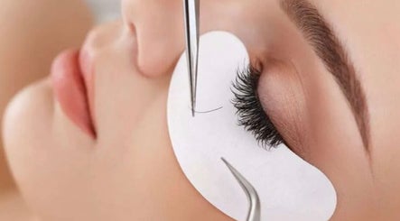 Luvlookbeautybar at Luxxe Studios Inside Tivoli Village image 2