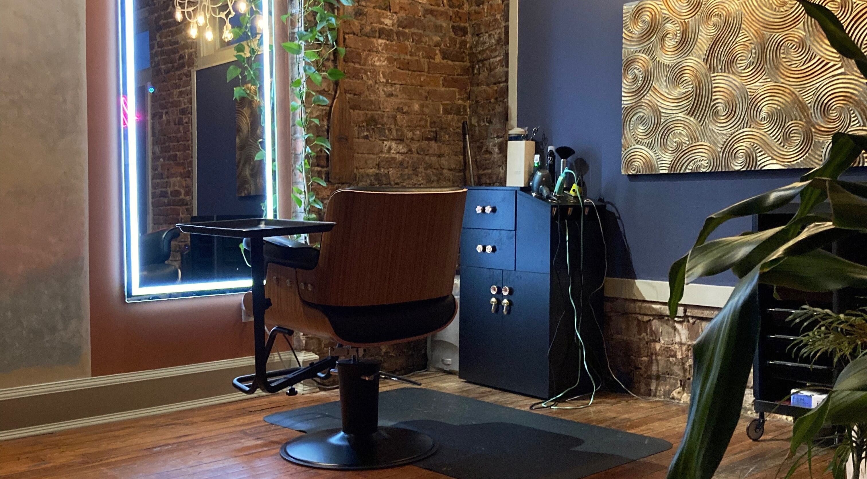 Stylish salon chair and mirror in Love It, Chattanooga, Tennessee, US beauty venue.