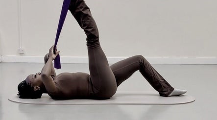 Gambar Group Mat Pilates 3