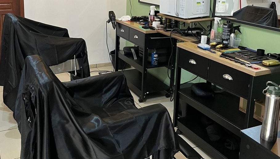 Interior da Marquinhos Barbearia em Mato Grosso Do Sul, Mato Grosso Do Sul, BR, mostrando cadeiras e bancadas.