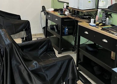 Interior da Marquinhos Barbearia em Mato Grosso Do Sul, Mato Grosso Do Sul, BR, mostrando cadeiras e bancadas.