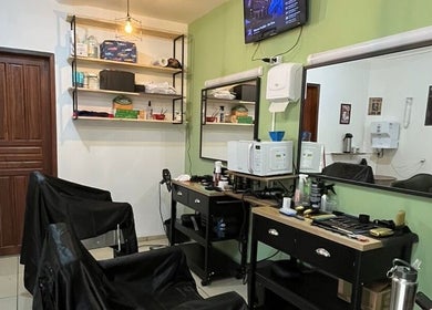 Interior da Marquinhos barbearia em Mato Grosso Do Sul, BR, exibindo cadeiras e equipamentos de barbearia.