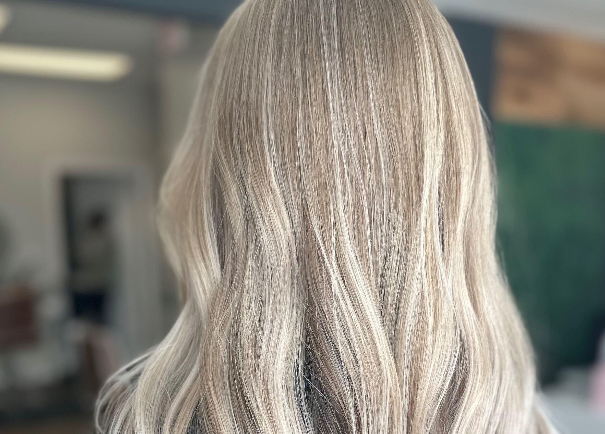Heather Schreiber salon showcases stunning blonde hair in Niagara Falls, New York, US.