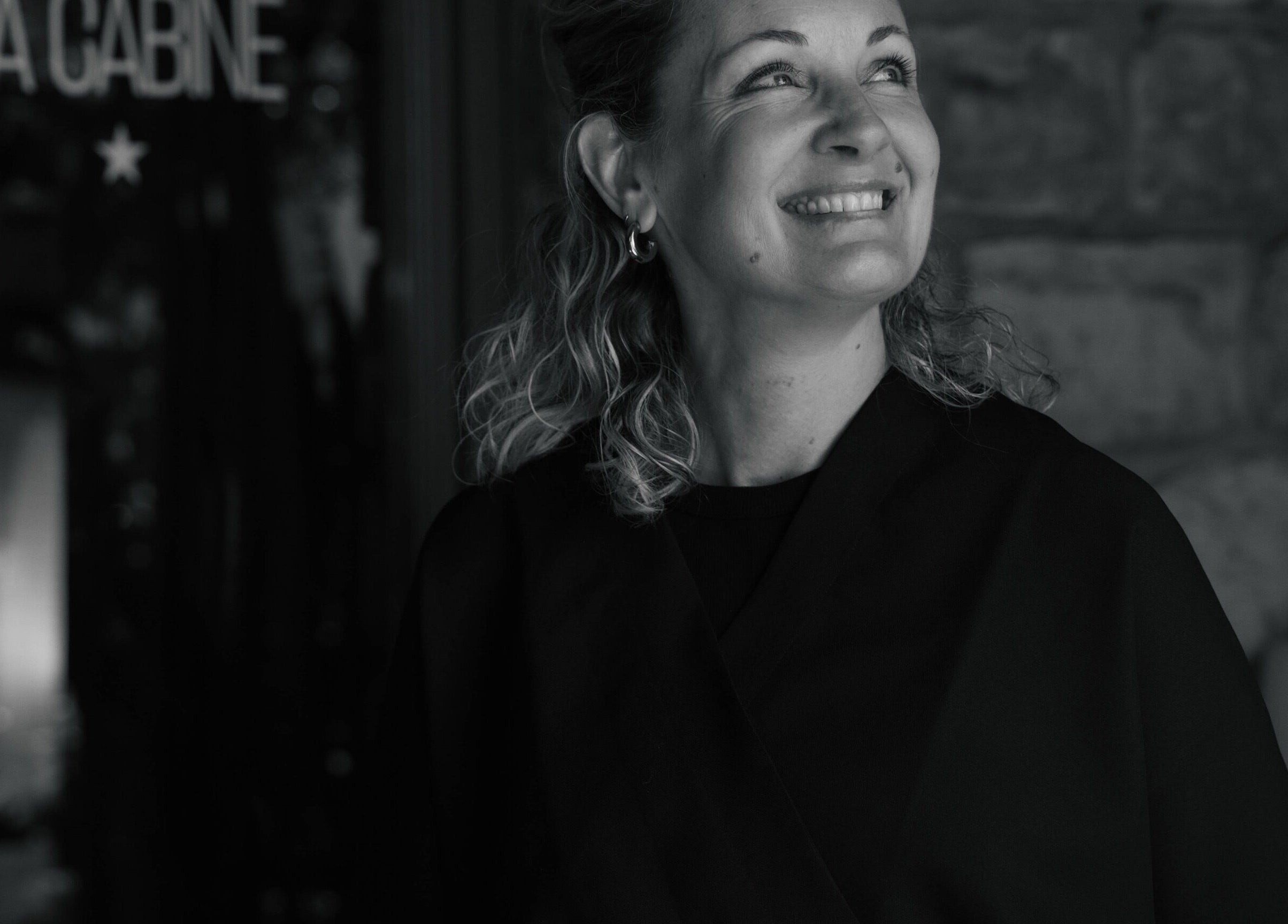 Femme souriante à La cabine, Brive-la-Gaillarde, Nouvelle-Aquitaine, FR.