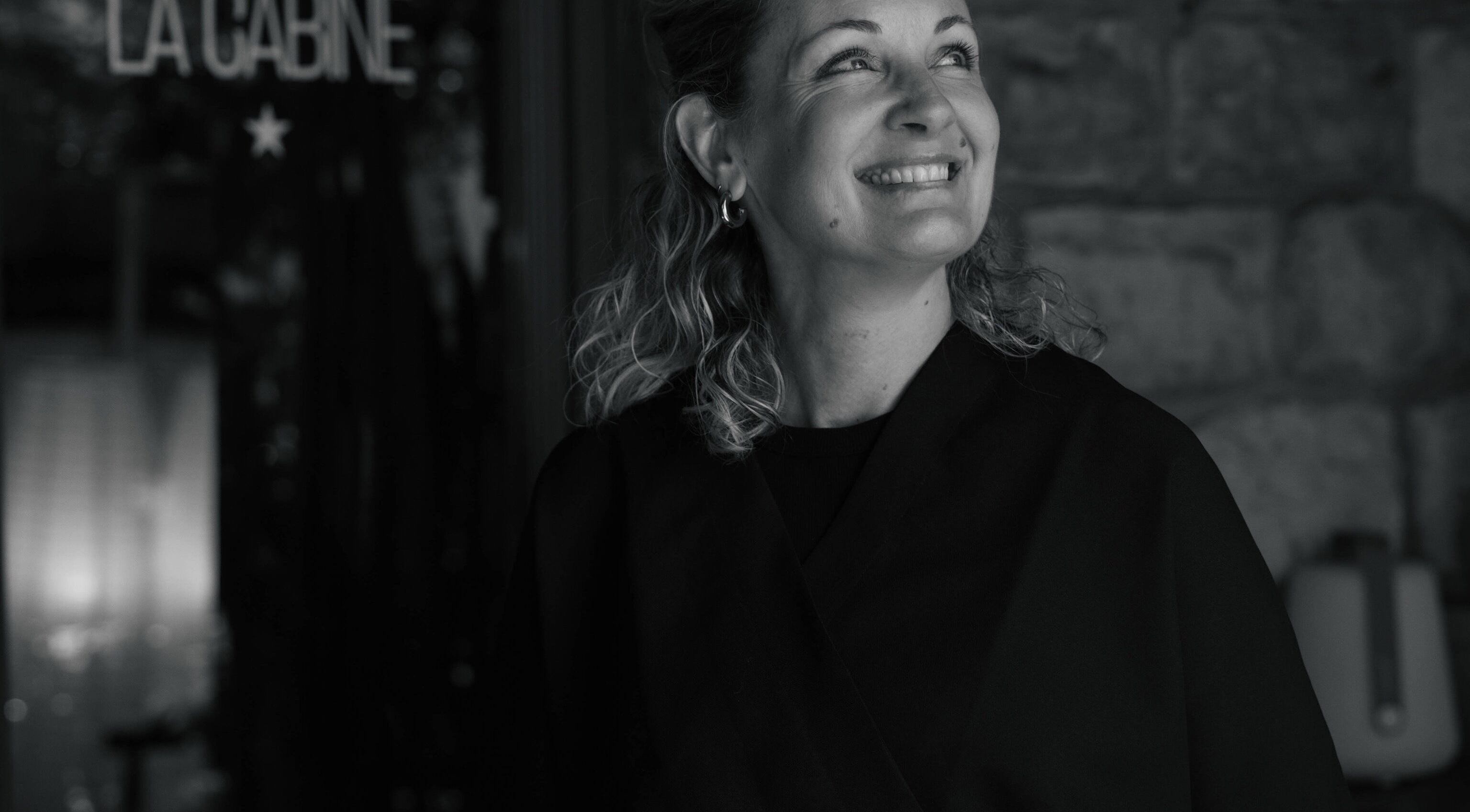 Femme souriante à La cabine, Brive-la-Gaillarde, Nouvelle-Aquitaine, FR.