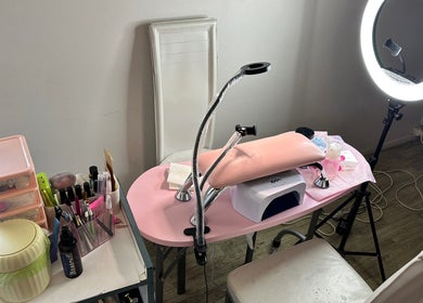 Poste de travail élégant pour manucure chez Beaute Nailz à Angoulême, Nouvelle-Aquitaine, FR.