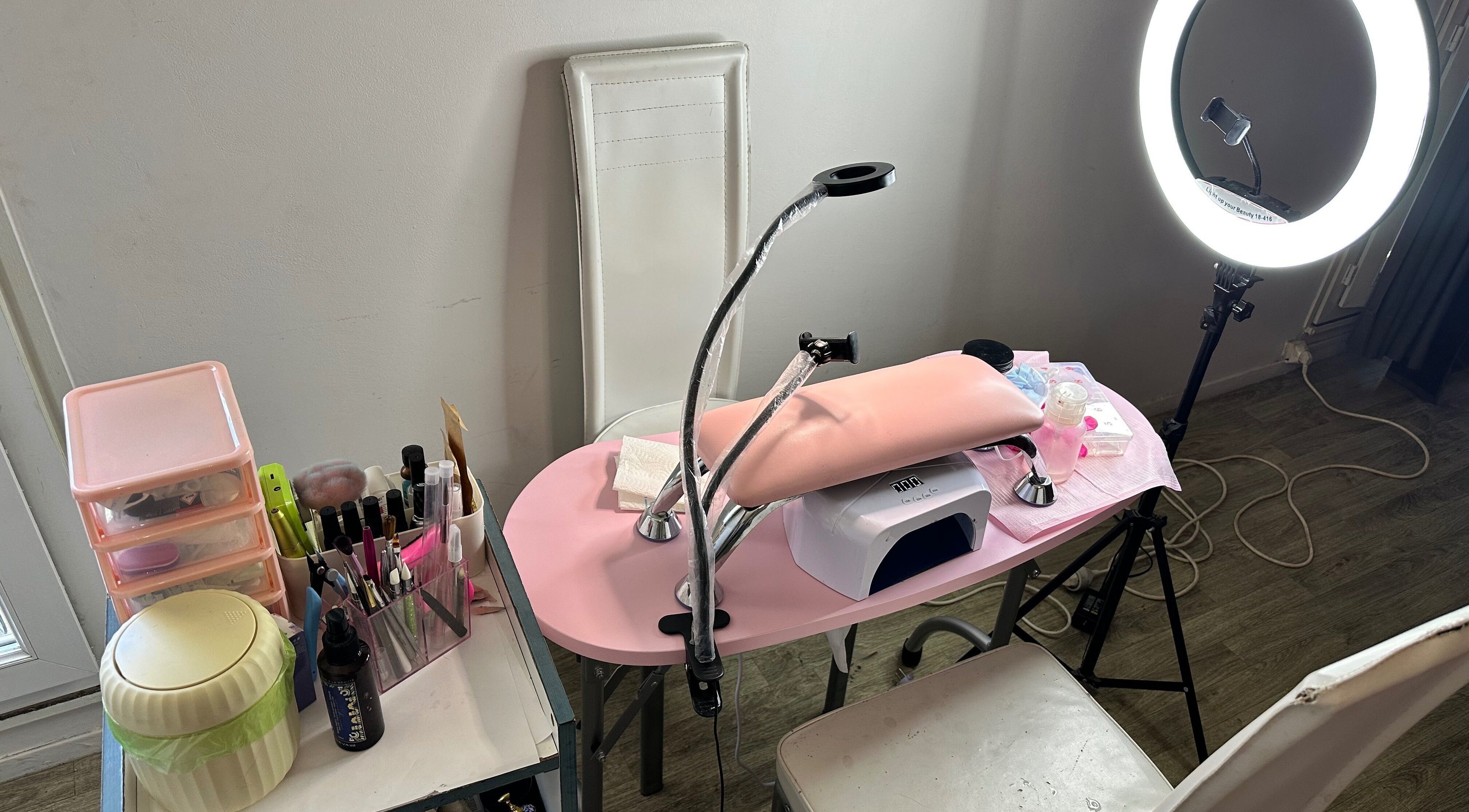 Poste de travail élégant pour manucure chez Beaute Nailz à Angoulême, Nouvelle-Aquitaine, FR.