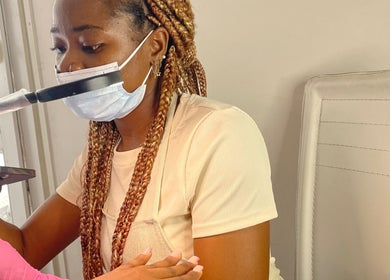 Manucure professionnelle à Beaute Nailz, Angoulême, Nouvelle-aquitaine, FR. Le soin parfait pour vos ongles.