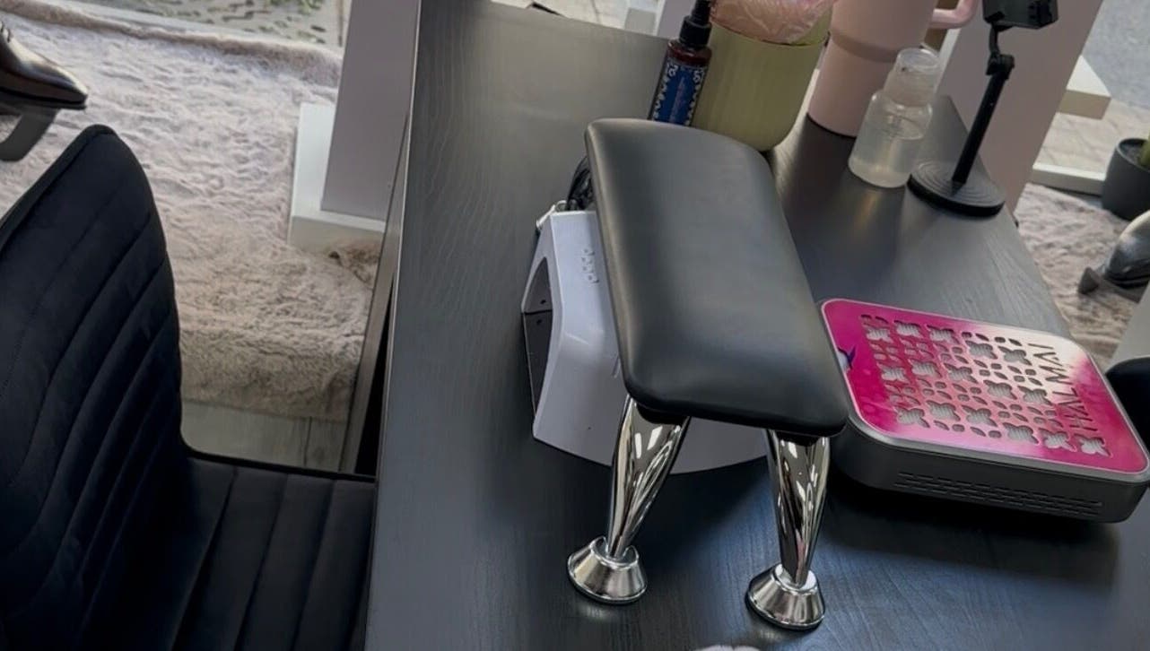 Table à manucure moderne chez Beaute Nailz, Angoulême, Nouvelle-Aquitaine, FR.