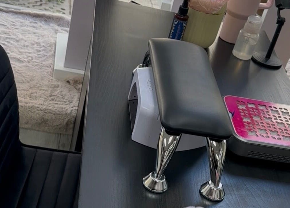 Table à manucure moderne chez Beaute Nailz, Angoulême, Nouvelle-Aquitaine, FR.