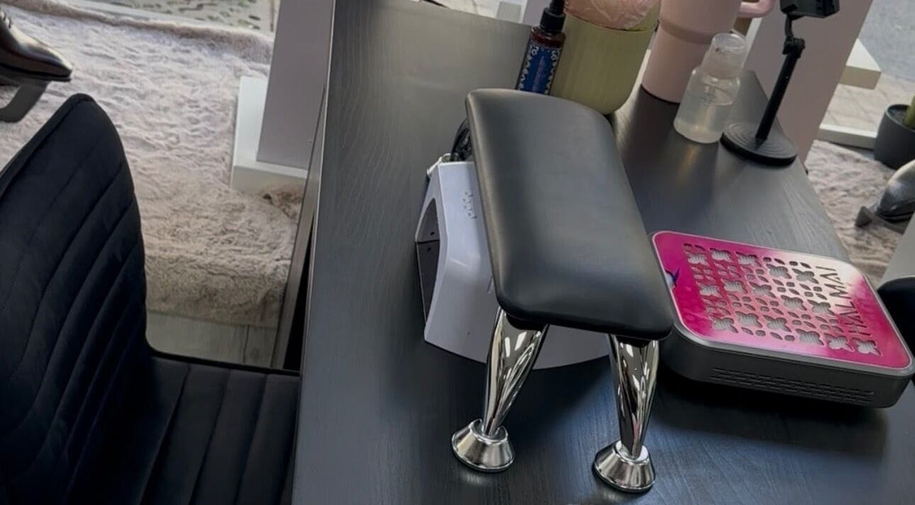 Table à manucure moderne chez Beaute Nailz, Angoulême, Nouvelle-Aquitaine, FR.