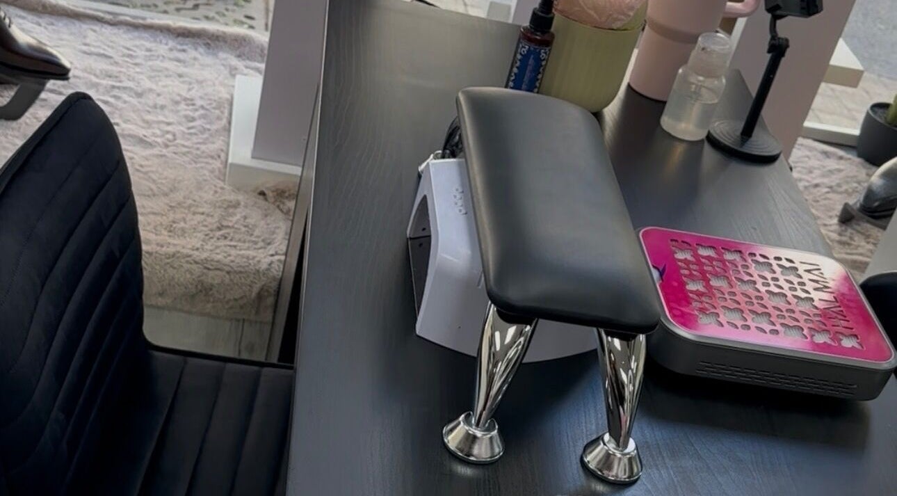 Table à manucure moderne chez Beaute Nailz, Angoulême, Nouvelle-Aquitaine, FR.