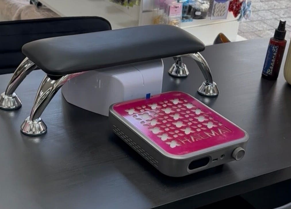 Espace manucure moderne chez Beaute Nailz à Angoulême, Nouvelle-Aquitaine, FR. Design élégant et équipement pro.