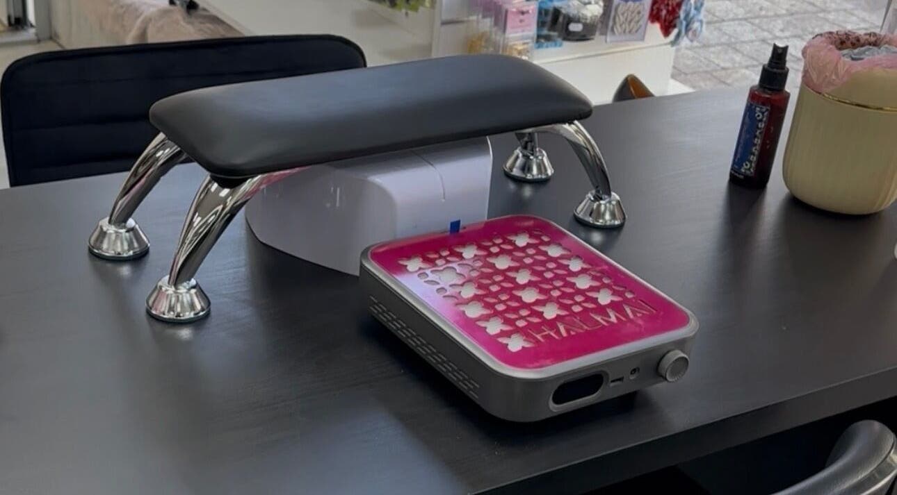 Espace manucure moderne chez Beaute Nailz à Angoulême, Nouvelle-Aquitaine, FR. Design élégant et équipement pro.