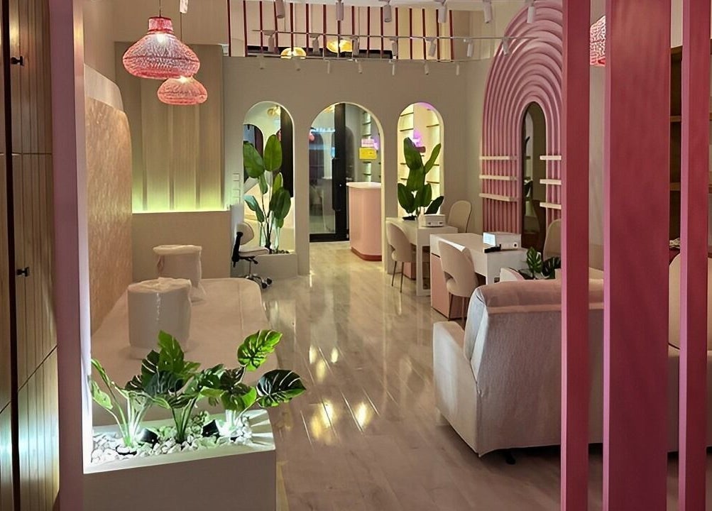 Chic interior of Dumo in جدة, مكة المكرمة, SA, with pink decor and cozy seating areas.