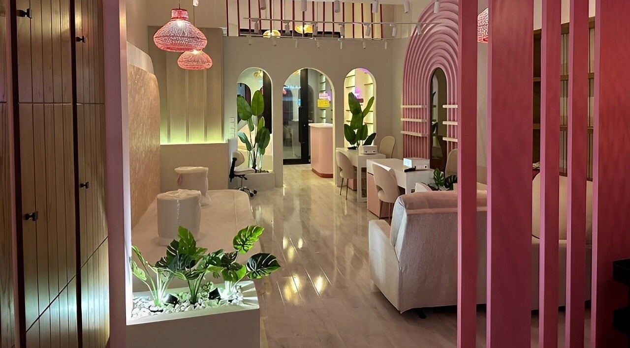 Chic interior of Dumo in جدة, مكة المكرمة, SA, with pink decor and cozy seating areas.