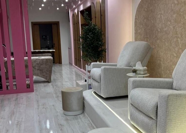 Comfortable seating area at Dumo, جدة, مكة المكرمة, SA, featuring plush chairs and ambient lighting.