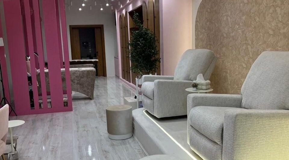 Comfortable seating area at Dumo, جدة, مكة المكرمة, SA, featuring plush chairs and ambient lighting.
