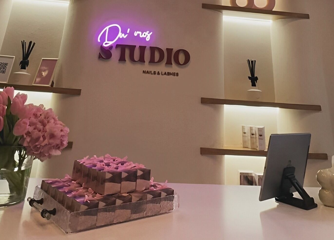 Chic reception at Dumo, featuring flowers and decor in جدة, مكة المكرمة, SA.