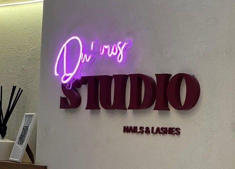 Neon sign at Dumo studio, جدة, مكة المكرمة, SA, highlighting nails and lashes services.
