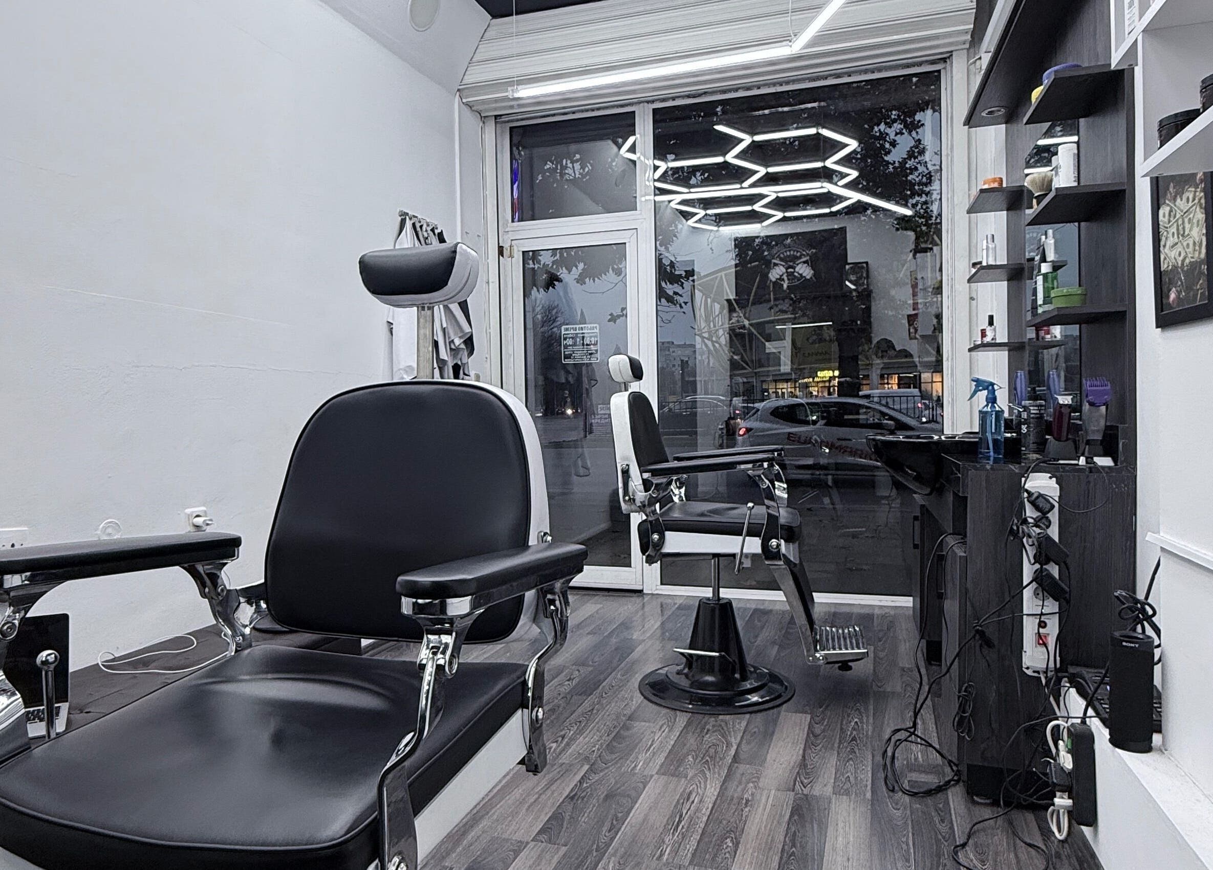 Интериор на Karagyozov Studio Plovdiv, модерна барбър зона в Пловдив, Пловдив, BG.