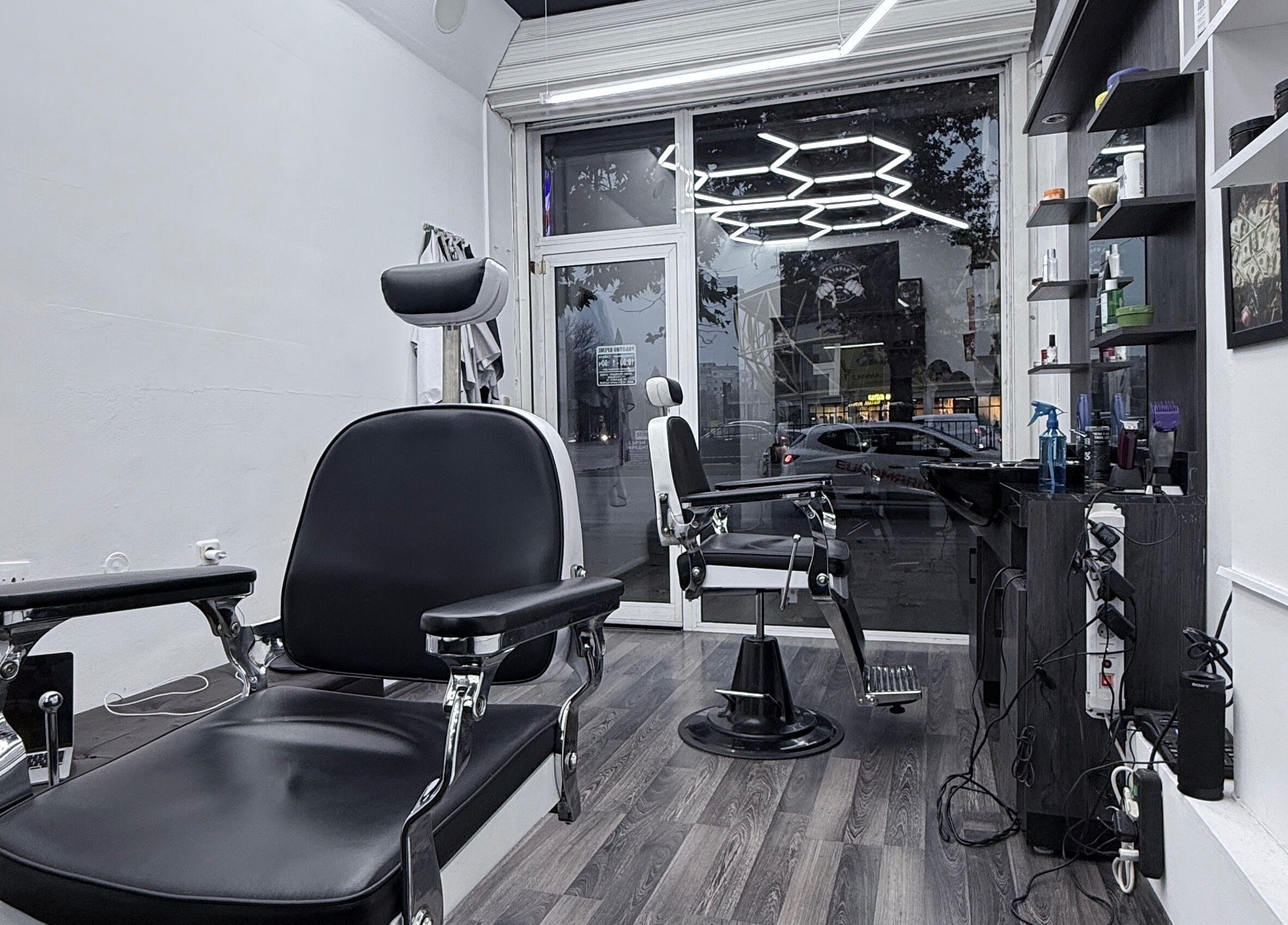 Интериор на Karagyozov Studio Plovdiv, модерна барбър зона в Пловдив, Пловдив, BG.